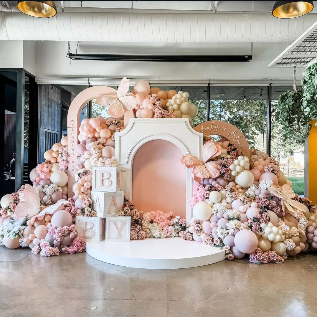 D&eacute;coration avec un m&eacute;lange de ballons et de fleurs, de couleurs et de textures. Un d&eacute;cor majestueu pour un &eacute;v&eacute;nement famillial